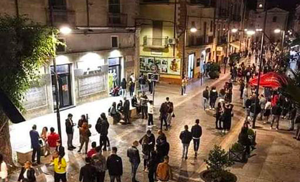 Movida "irresponsabile" a Castrovillari: sindaco chiude due attività, orari limitati per stare fuori