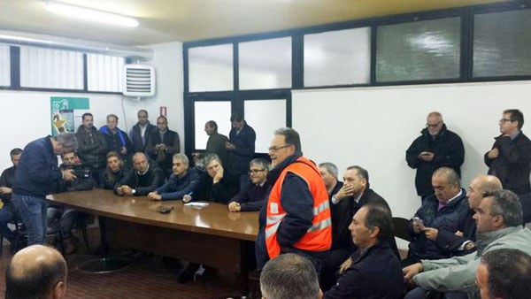 Vescovo Cassano incontra operai Italcementi
