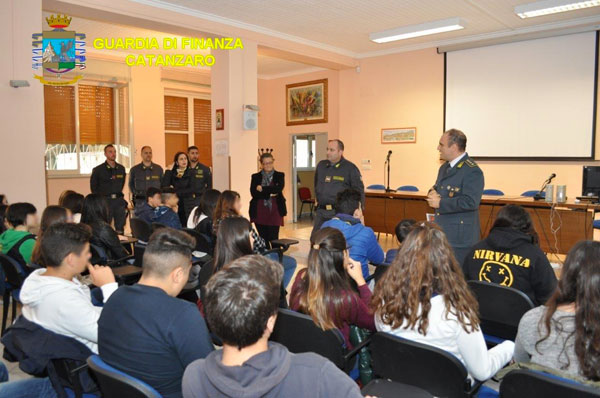 catanzaro-gdf-a-scuola.jpg