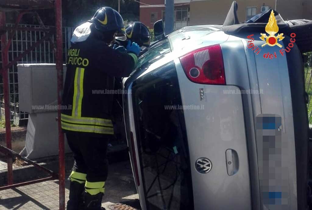 Auto si ribalta a Catanzaro, donna trasportata in ospedale 