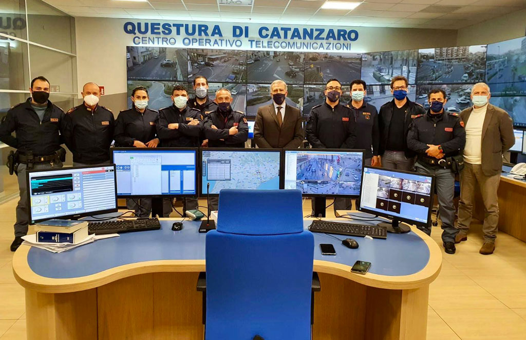 Le rubano la borsa a Catanzaro, Polizia individua autore e restituisce refurtiva alla proprietaria