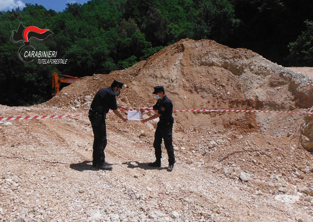Sequestrati cava abusiva e 3 escavatori in zona soggetta a vincolo paesaggistico a Martirano Lombardo