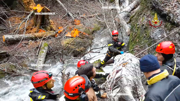 Cavallo caduto in burrone salvato dai vigili del fuoco