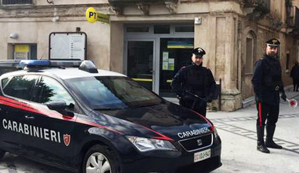 Postino scoperto da carabinieri mentre buttava lettere in cassonetto, denunciato a Locri