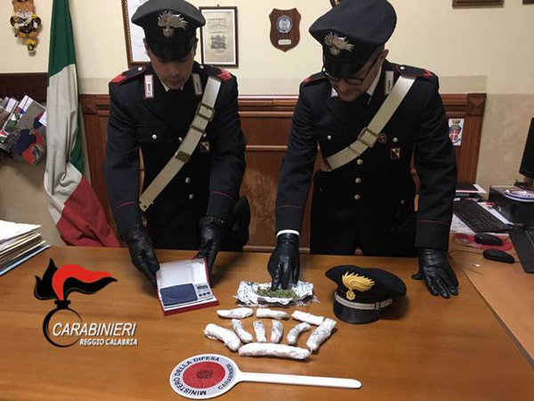 Getta da finestra cannabis, arrestata 23enne nel reggino
