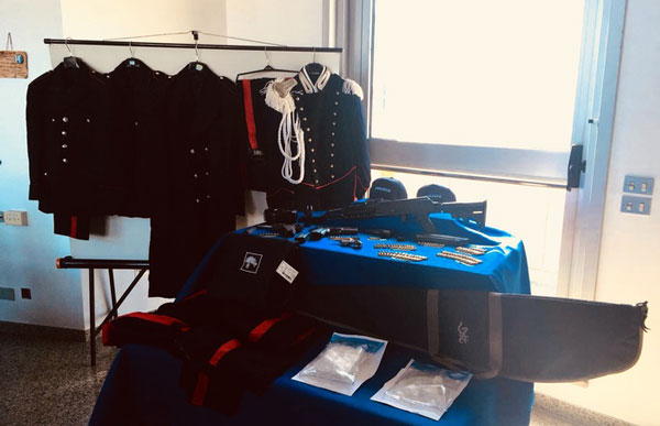 Trovate armi e divise delle forze dell'ordine nascoste in due auto, un arresto nel cosentino 