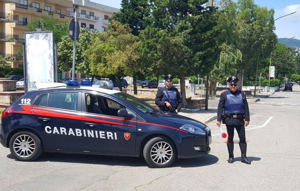 Tenta di sfondare cancello di un cantiere a Davoli con autocarro rubato: arrestato un 43enne