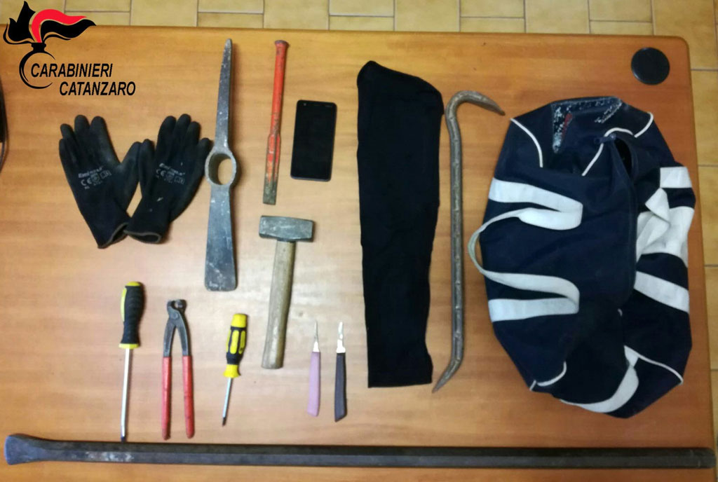 Passamontagna e attrezzi da scasso su veicolo rubato, una denuncia a Catanzaro