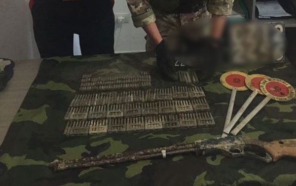 Scoperto a Locri rifugio in una parete rocciosa, trovato fucile e munizioni