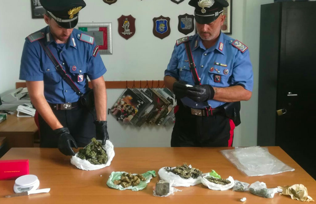 Trovati con marijuana e hashish in casa: arrestati 2 giovani per detenzione ai fini di spaccio a San Pietro Apostolo