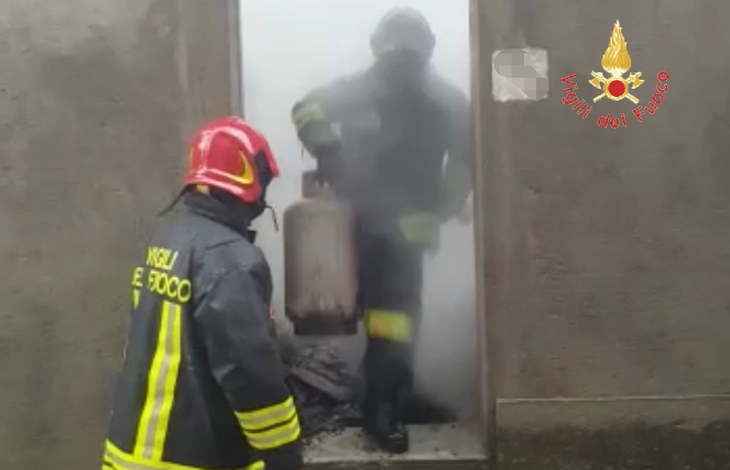 Incendio in un magazzino a Borgia, avviate indagini