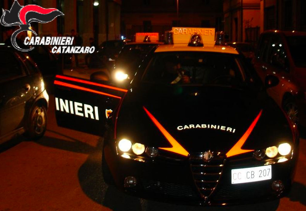 Carabiniere interviene per sedare lite familiare ma viene aggredito, arrestato 33enne a Catanzaro