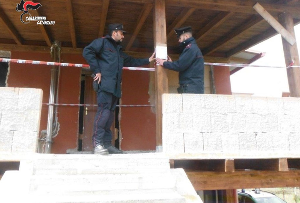 Lamezia, fabbricato vicino fiume “Canne” in assenza di autorizzazione edilizia: denunciati padre e figlio