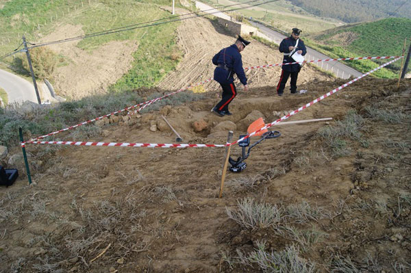 Scoperti mentre cercano reperti archeologici a Strongoli, denunciati 
