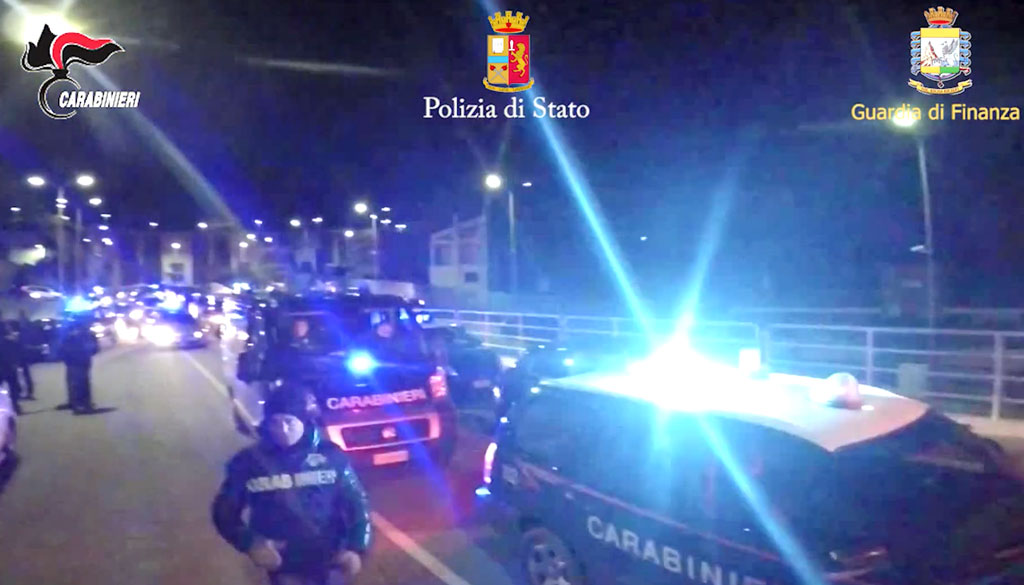 Operazione Jonny: le mani della cosca sull’accoglienza dei migranti a Isola Capo Rizzuto, fermati capo Misericordia e parroco