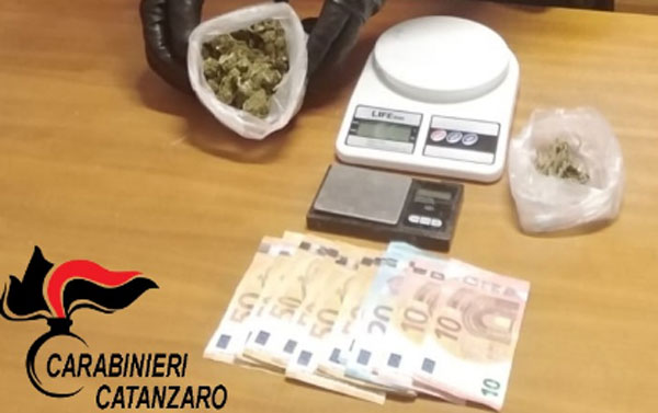  Marijuana nascosta tra i rifiuti: 2 arresti a Catanzaro