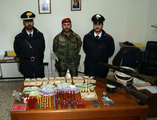Nascondeva armi e droga, arrestato ventisettenne nel reggino