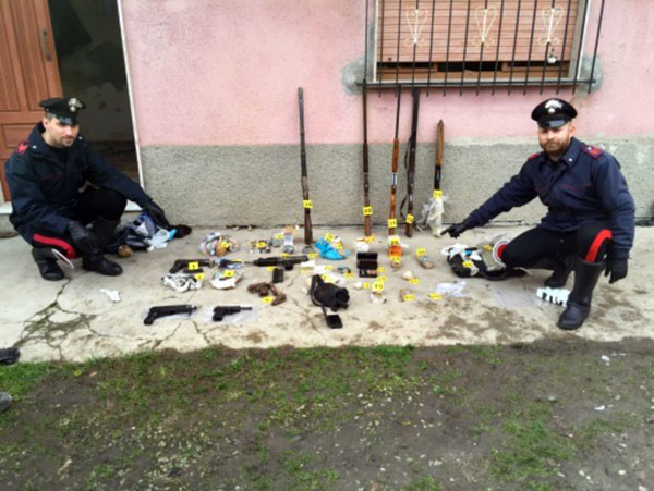 Arsenale e 'santabarbara' in casa, un fermo nella locride 