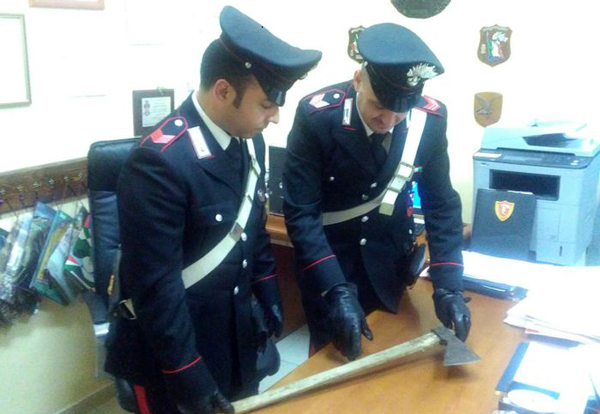 Sfonda porta abitazione con ascia e minaccia i presenti, arrestato nel reggino