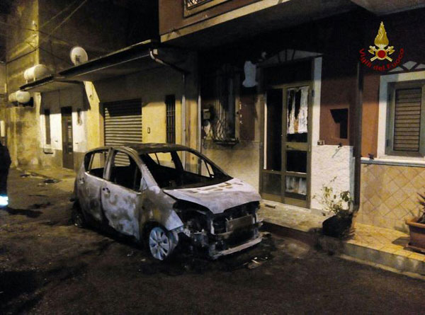 Incendiata autovettura vicino abitazione, paura nel crotonese 