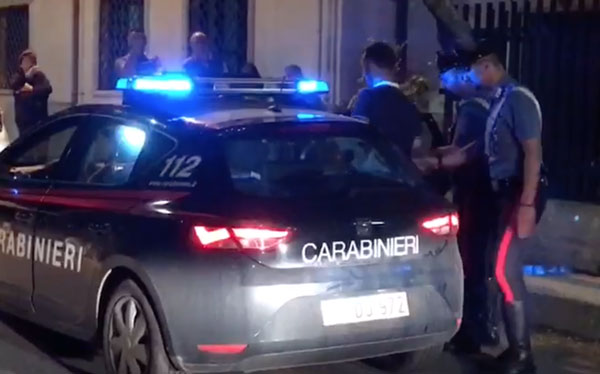 Filmato mentre scarica rifiuti, investe turista svizzero: fermato 32enne a Rosarno