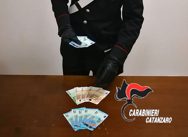 Spende banconote false in un negozio, arrestato 33enne a Catanzaro 