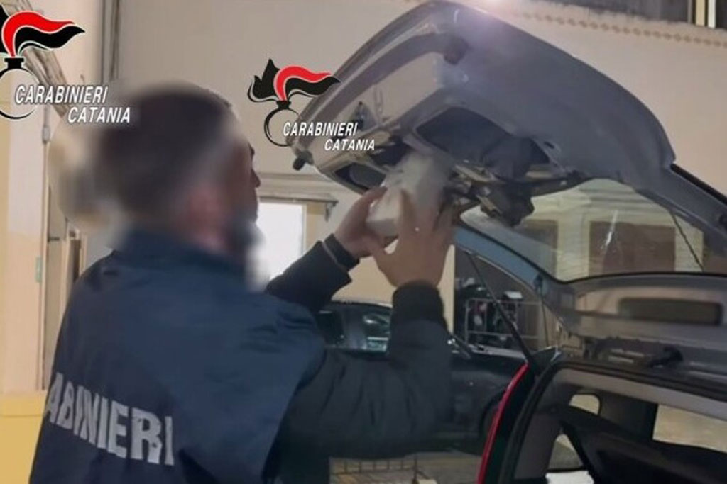 Coppia corrieri calabresi con 4 kg di cocaina in auto arrestata a Catania