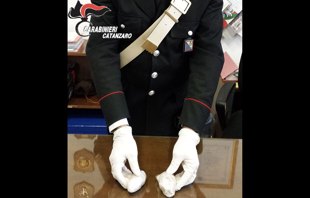Inseguiti da carabinieri su Ss280 e trovati con 100 grammi di eroina, 5 arresti