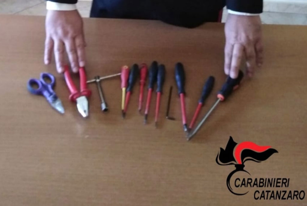 Sorpresi a forzare portiera di un'auto: tre denunce a Squillace Lido