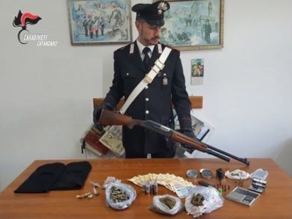 Sorpreso in casa con arma rubata, munizioni, stupefacenti e banconote false: arrestato 27enne di Chiaravalle