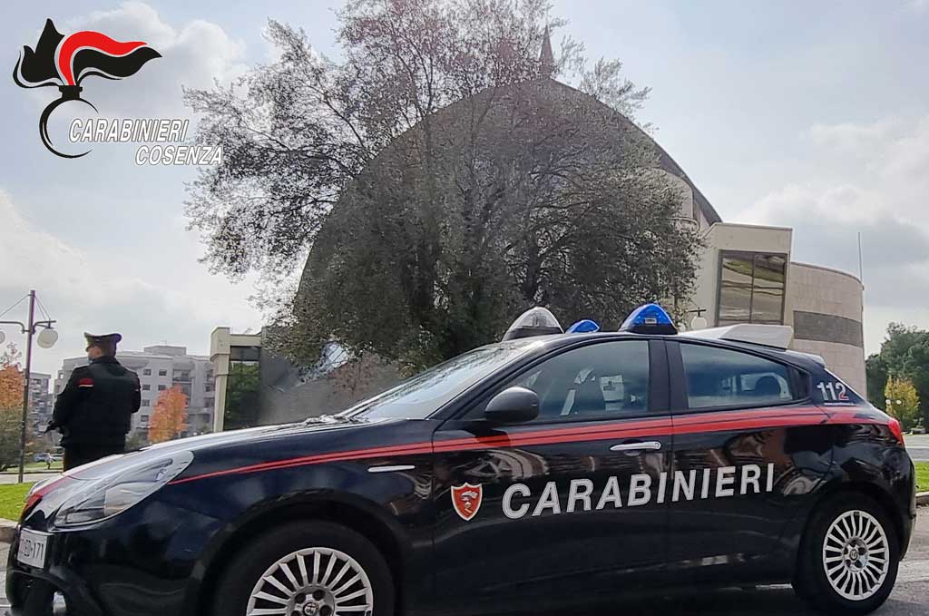 Danneggia auto, tavoli di un locale e aggredisce carabinieri a Rende, arrestato