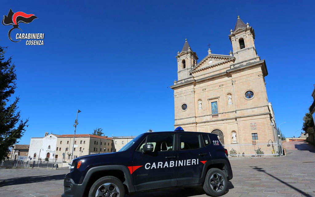 Picchiata davanti ai figli e costretta a dare denaro, arrestato 30enne nel Cosentino