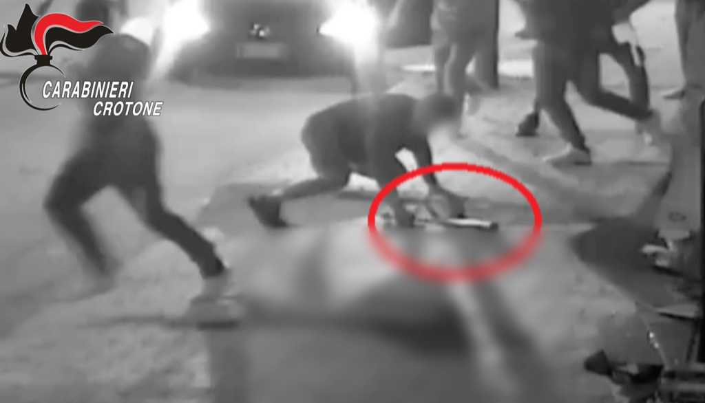 Aggressione a Cutro, carabinieri arrestano altre 4 persone 