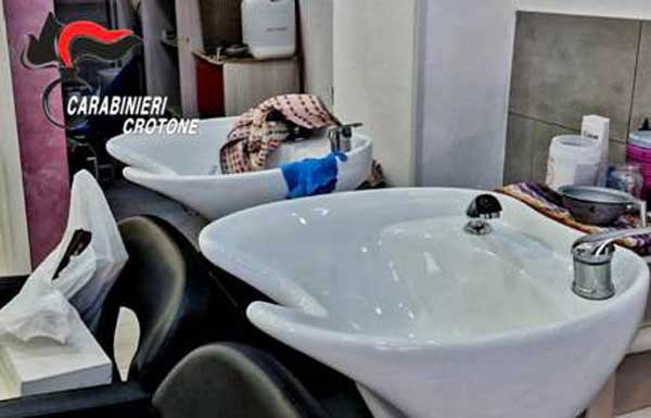 Servizi di controllo del territorio nel Crotonese: sanzionati parrucchiere ed estetista senza autorizzazioni