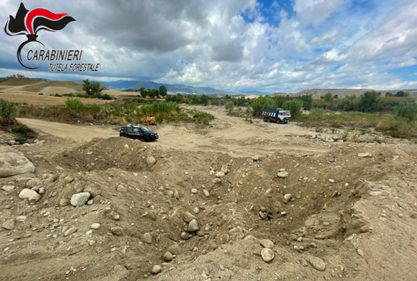 Sorpreso a prelevare abusivamente materiale inerte in alveo fiume, arrestato a Mesoraca