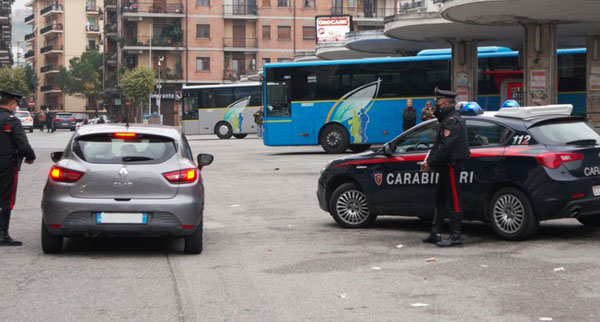 Va in giro con pistola giocattolo e minaccia carabinieri a Cosenza, denunciato 