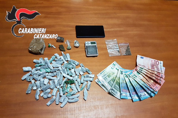 Trovato con hashish, marijuana ed eroina: arrestato 21enne nel catanzarese