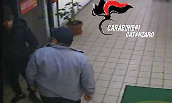 Gli chiedono denaro in cambio dell'auto appena rubata, carabinieri arrestano due persone a Catanzaro