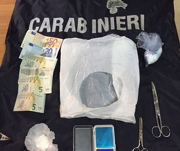 Spacciava cocaina nel suo negozio, arrestato a Catanzaro