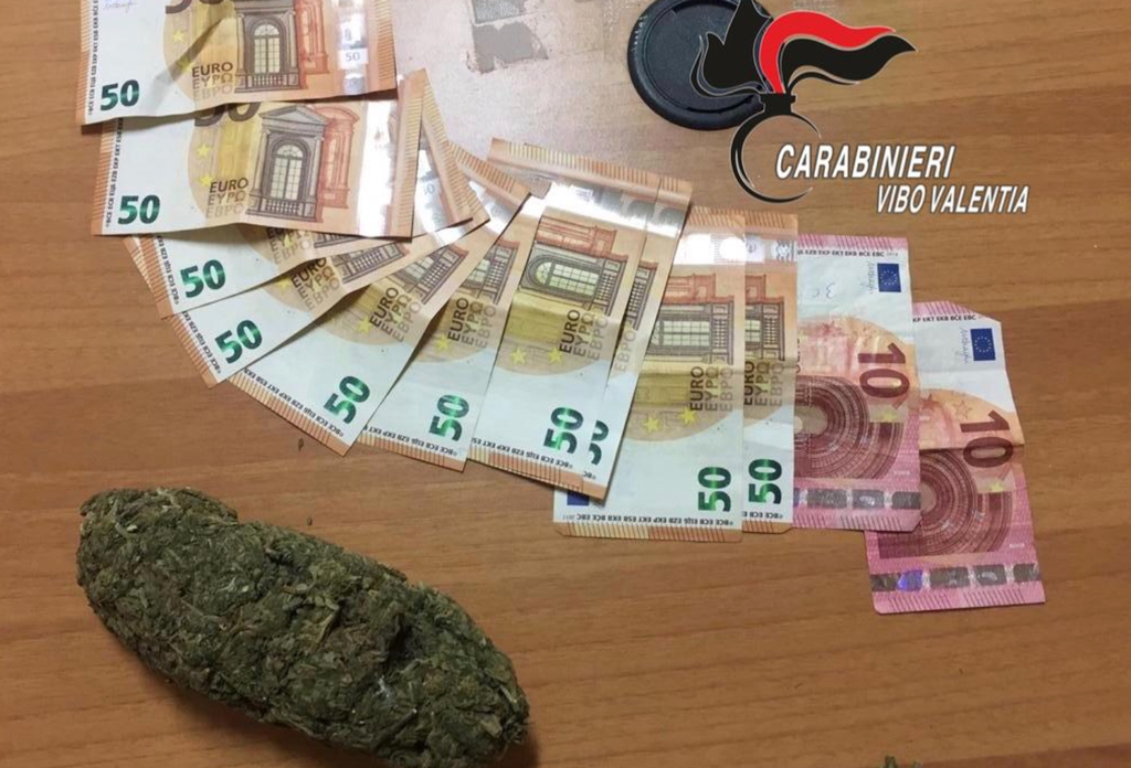 Controlli carabinieri a Limbadi, trovate armi e droga: in manette 19enne