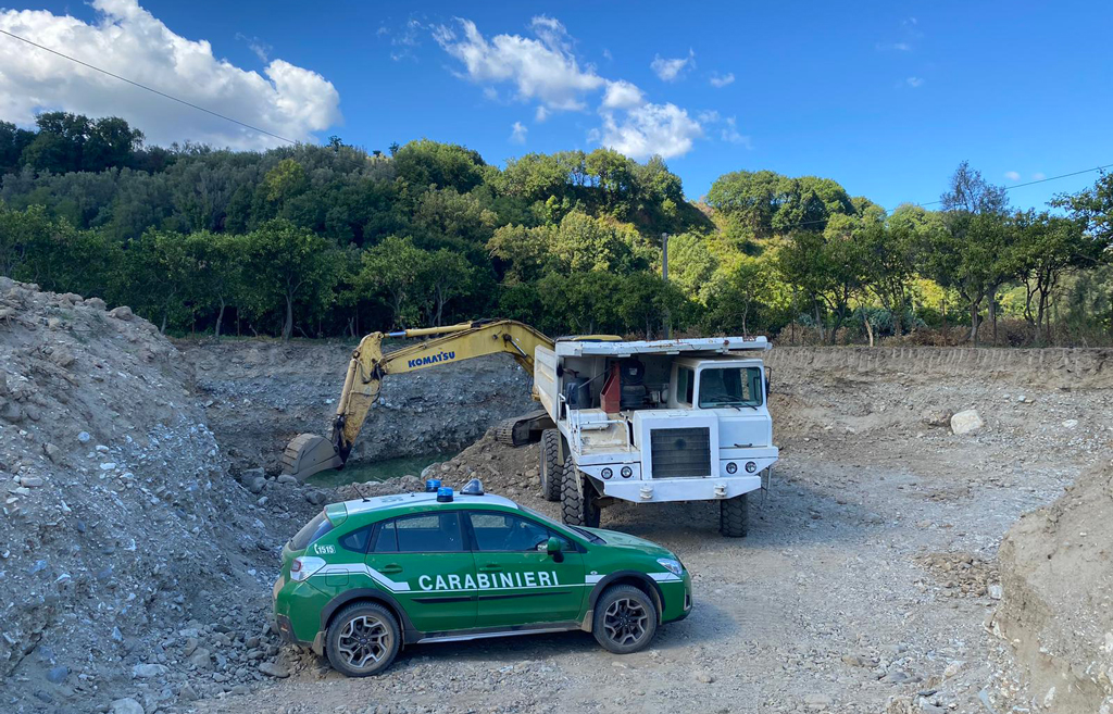Sequestrate due cave e un impianto di lavorazione di inerti a Varapodio, 2 denunce