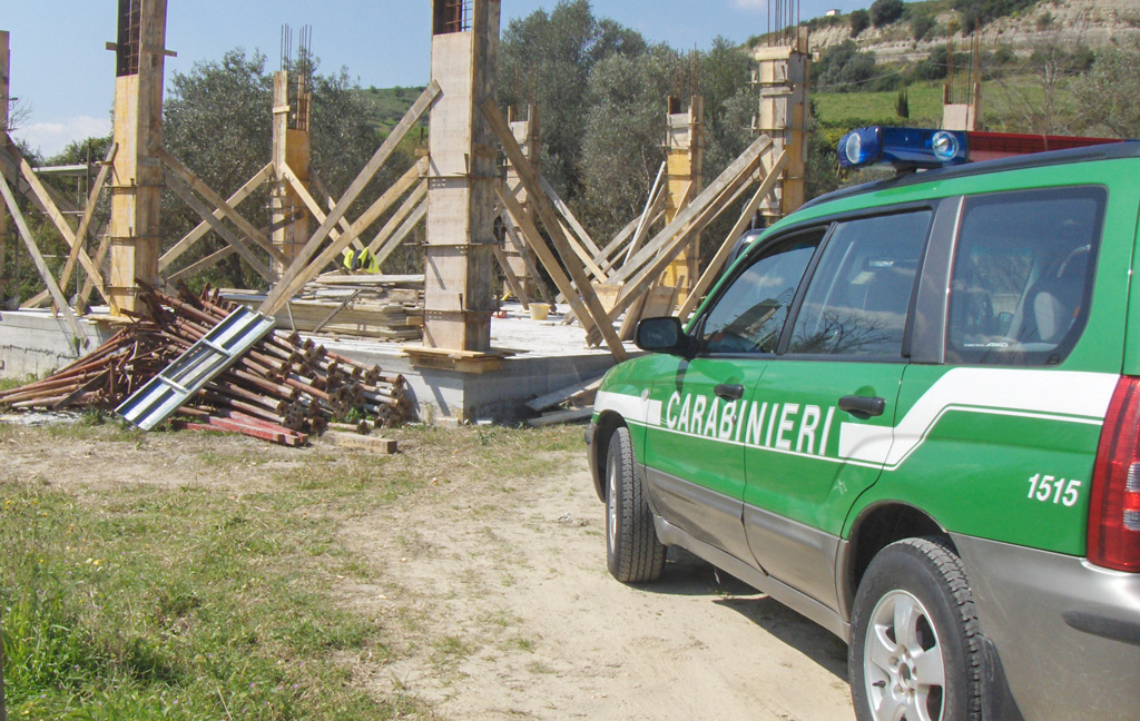 Sequestrato fabbricato irregolare a Casabona, 2 denunce