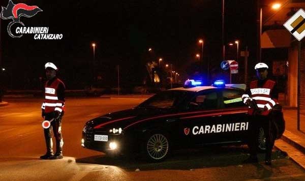 Forzano porta d'ingresso di un bar per rubare generi alimentari, fermati 2 adolescenti a Catanzaro Lido