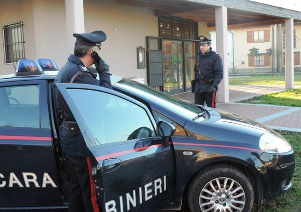 Entra in abitazione e ruba gioielli, carabinieri recuperano refurtiva e arrestano donna ad Africo