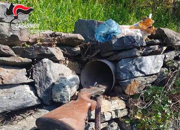 Carabinieri trovano fucile e munizioni nascoste in un muro nel reggino