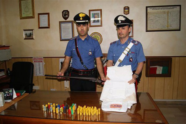 Arrestati padre e figlio per detenzione illegale di armi nel reggino