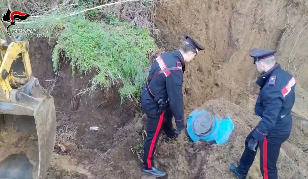 Trovato arsenale nascosto in un terreno e sequestrati 6,5 chili di cocaina nel Reggino - Video
