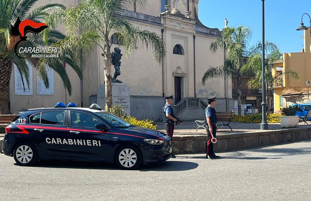 Allontanano con forza bimbi e si impadroniscono di campetto e pallone, 3 minori denunciati a Gioia Tauro