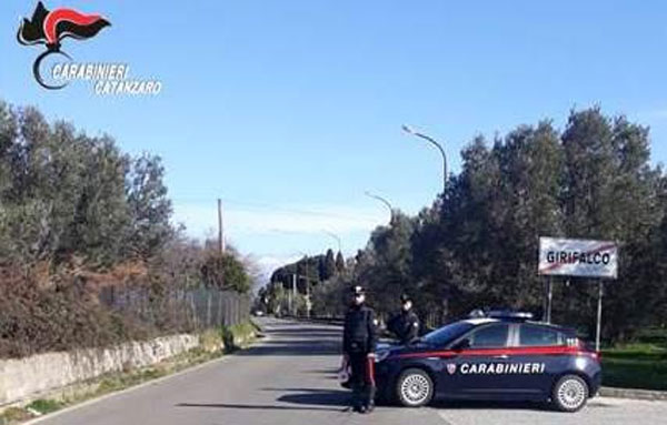 Non si ferma all'alt dei carabinieri, arrestato 19enne a Girifalco