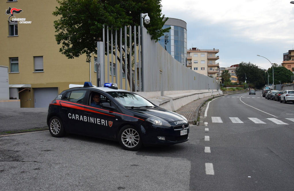 Lamezia, bar di piazza Mazzini ritenuto ritrovo di pregiudicati: chiusa attività per 15 giorni
